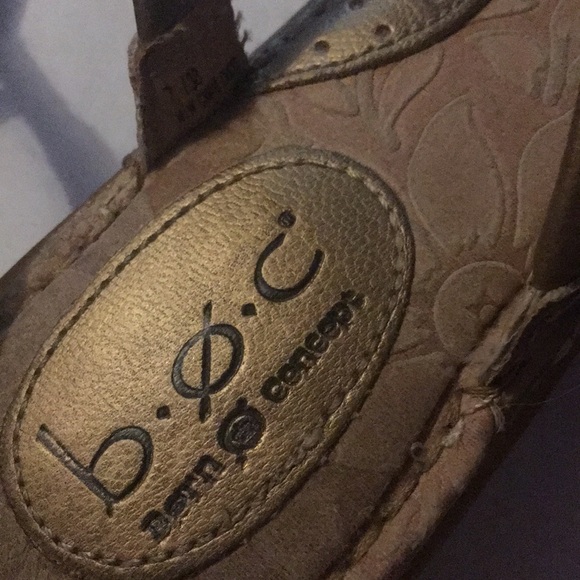 Sandals golden color gently worn - Picture 3 of 5